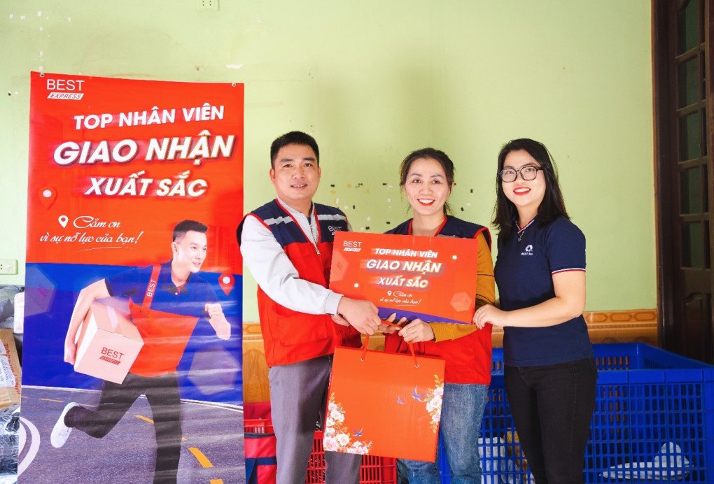BEST Express trao thưởng cho shipper giao hàng khu vực miền Trung